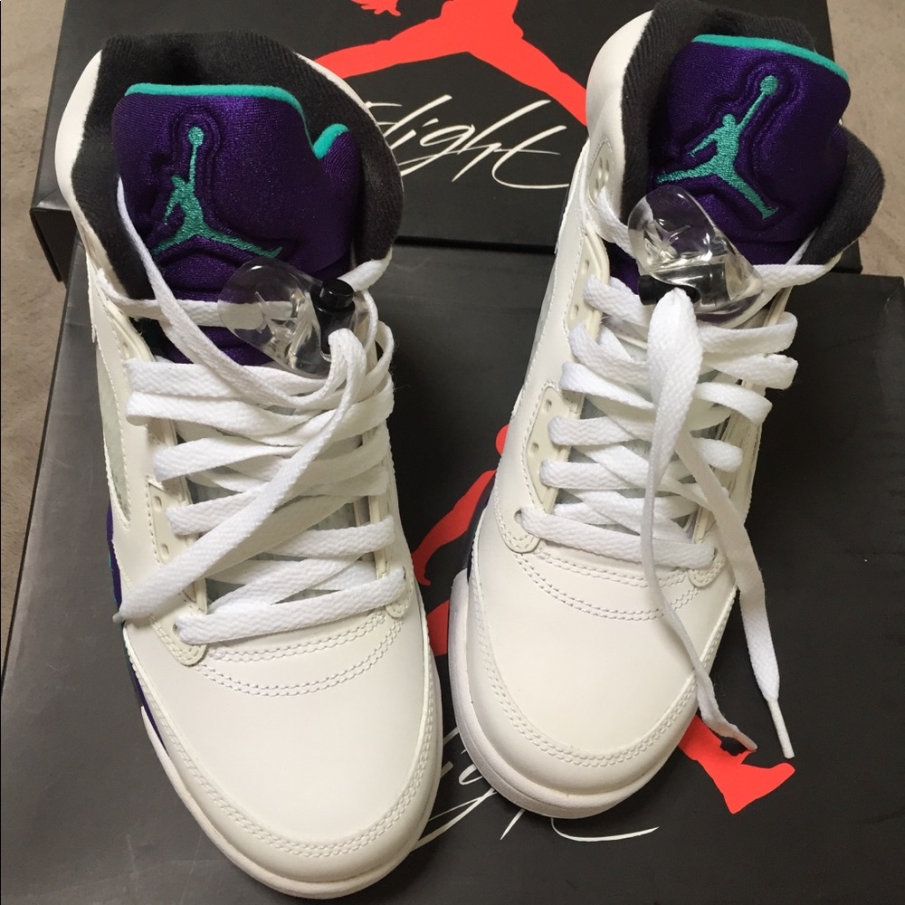 **SOLD**Kids Air Jordan Grape 5 - White- Size 6Y - Picture 2 of 5